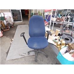 ADJUSTABLE COMPUTER CHAIR ON WHEELS