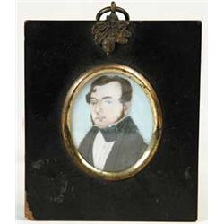 FINE OVAL MINIATURE PORTRAIT OF A GENTLEMAN