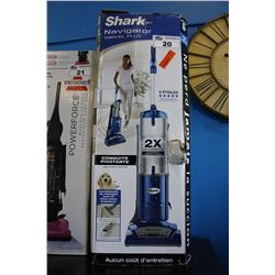 SHARK NAVIGATOR SWIVEL PLUS UPRIGHT VACUUM