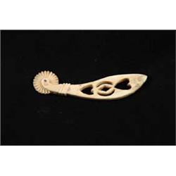 ANTIQUE IVORY JAGGING WHEEL