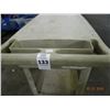 Image 2 : Rubbermaid Cart