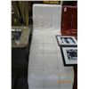 Image 1 : White Leather Contemporary Chaise