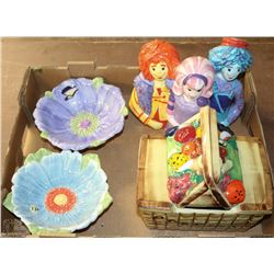 FLAT WITH COOKIE JARS & KITCHEN DECOR