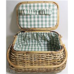 WICKER /WOOD PICNIC BASKET
