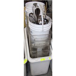 DRY INGREDIENTS BIN WITH 22QT MEASURES &