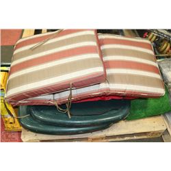 PALLET WITH 3 OUTDOOR TABLES,2 FOLDING CAMPING