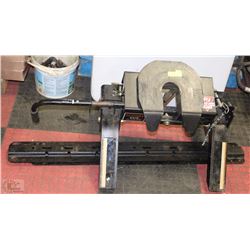 CURT E16 FIFTH WHEEL WITH RAILS, BOLTS & HARDWARE