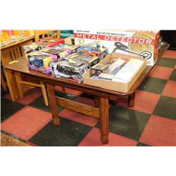 4' X 4' SOLID OAK TABLE