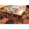 Image 1 : 4' X 4' SOLID OAK TABLE