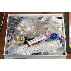 BOX WITH VINTAGE JEWELLERY INCL TIE CLIPS & MORE