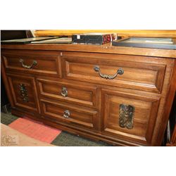 "HUPPE" DE VICTORIAVILLE CEDAR LINED LINEN CHEST