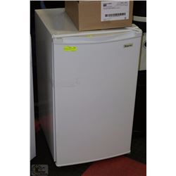 MAGIC CHEF 3.5 CU FT COMPACT REFRIGERATOR WITH