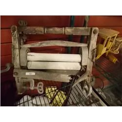 VINTAGE WRINGER - MANGLE