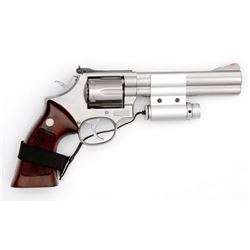 *Smith & Wesson Model 686 With Red Dot Pointer