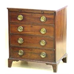 GEORGE III/IV MAHOGANY BACHELOR'S CHEST, English. 19th Century. The rectangular top with reeded...