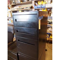 3 Drawer Filing Cabinet (1) 22"x15"x27"