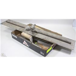 FLAT WITH FLOOR AND DRYWALL SCRAPERS