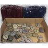 Image 1 : FLAT OF DECORATIVE ROCKS AND SMALL VELVET BAGS
