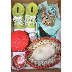 BOX W/SET OF RUNNING SHOE PIGGY BANKS,