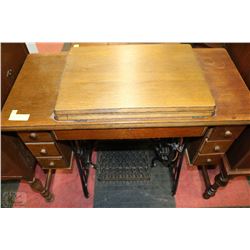 VINTAGE SINGER SEWING MACHINE