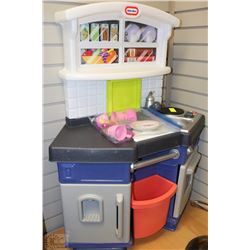 LITTLE TIKES KITCHEN WITH KITCHEN ACCESSORIES