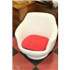 Image 1 : WHITE LEATHERETTE TUB CHAIR