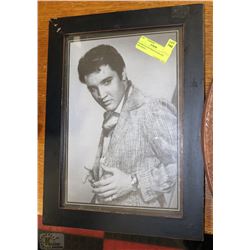 FRAMED ELVIS PHOTO IN BLACK AND WHITE