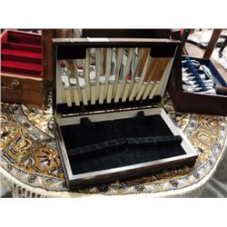 Oak flatware canteen w/silverplate knives