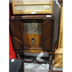 Fabulous 1920's Philco radio with tapestry front in working condition