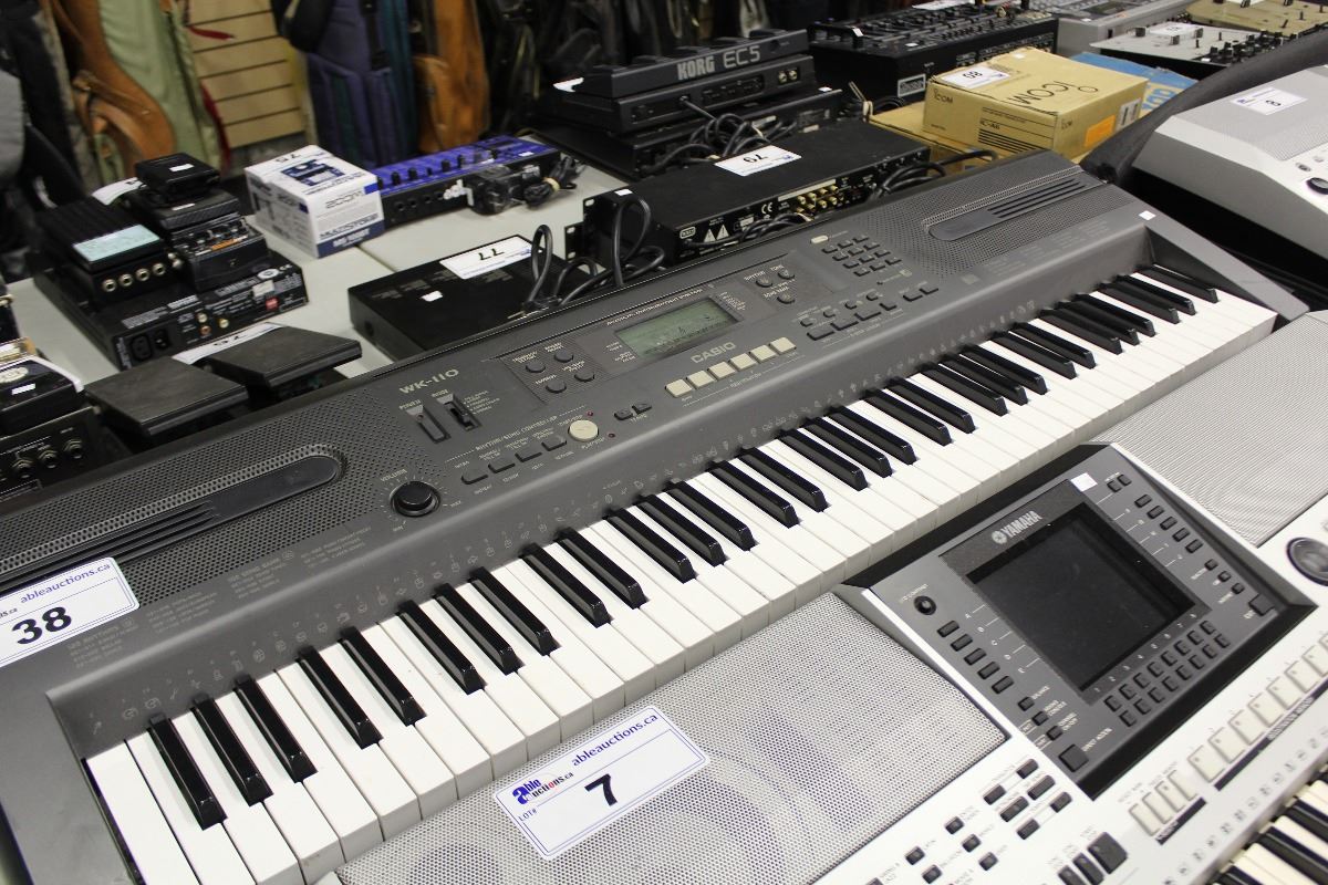 CASIO WK-110 ELECTRIC KEYBOARD PIANO