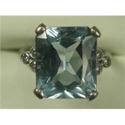 An aquamarine solitaire ring with diamond set shoulders set in 18ct white gold and platinum, s...