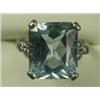 Image 1 : An aquamarine solitaire ring with diamond set shoulders set in 18ct white gold and platinum, s...