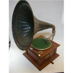 A 'PRIMAPHONE' GRAMOPHONE, first half of the 20th Century, oak base, wind handle, stile disk mark...