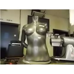 MANNIQUIN - ON STAND - ONE ARM - FEMALE