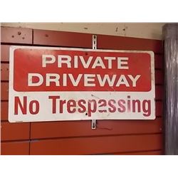 VINTAGE METAL ROAD SIGN - PRIVATE DRIVEWAY NO TRES