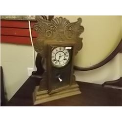 VINTAGE OAK CARVED MANTLE CLOCK WITH KEY AND PENDU