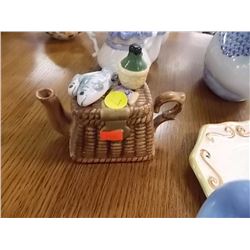 TEA POT - MINI PICNIC BASKET WITH FISH ON TOP