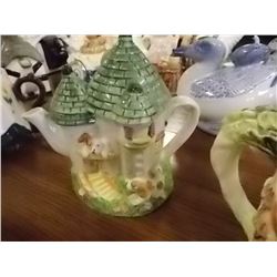 TEA POT - FAIRY TALE CASTLE WITH DOGS