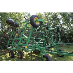 John Deere 610 - 31' Chisel Plow c/w NH3 Kit