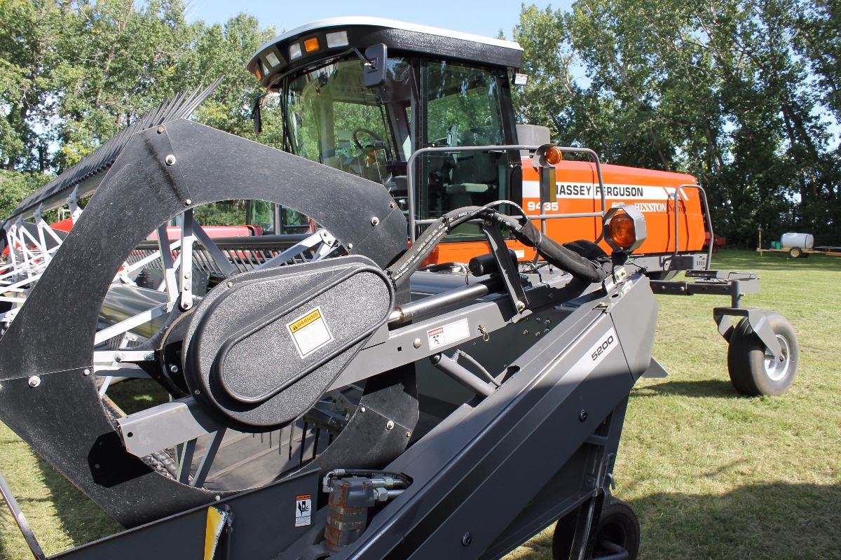 Massey Ferguson Hesston 9435 - 22' Swather