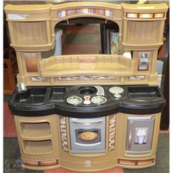 STEP 2 INDOOR/OUTDOOR PLAY KITCHEN