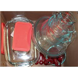 BOX OF PYREX COOKWARE AND MEASURES