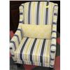 Image 1 : PATTERNED FABRIC ACCENT CHAIR WITH PILLOW
