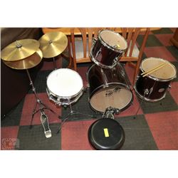 FIRST ACT DRUM SET MODEL MD700 WITH STOOL & STICKS