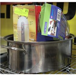 LARGE ROASTER WITH LID,FOOD CHOPPER IN BOX AND