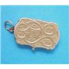 Image 1 : An early Victorian gold vinaigrette, of serpentine rectangular form with scroll engraving and fol...