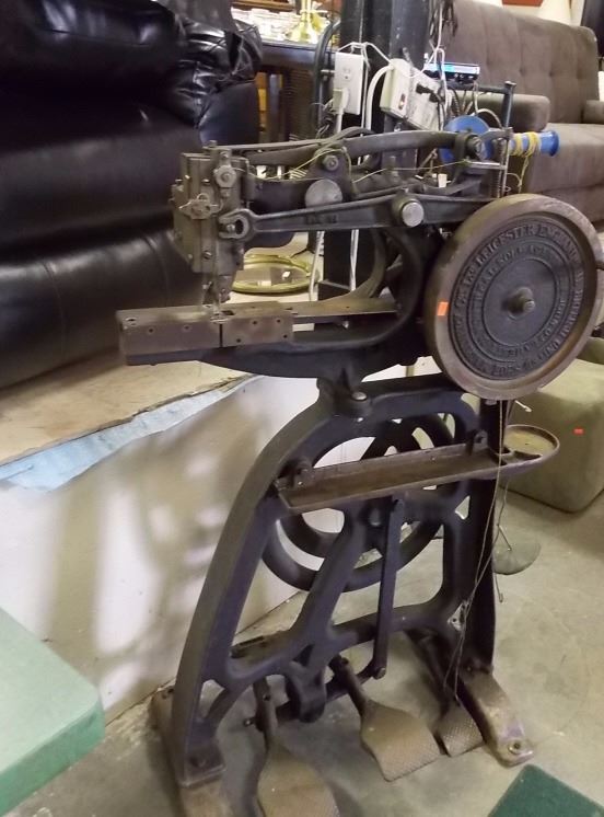VINTAGE / ANTIQUE SHOE SEWING MACHINE LEICESTER ENGLAND