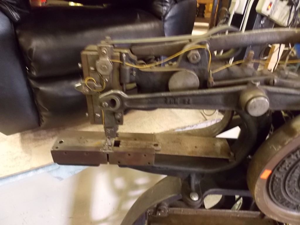 VINTAGE / ANTIQUE SHOE SEWING MACHINE LEICESTER ENGLAND