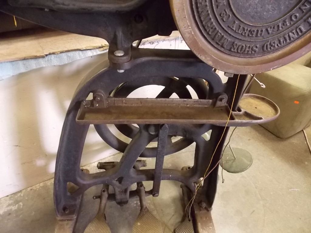 VINTAGE / ANTIQUE SHOE SEWING MACHINE LEICESTER ENGLAND