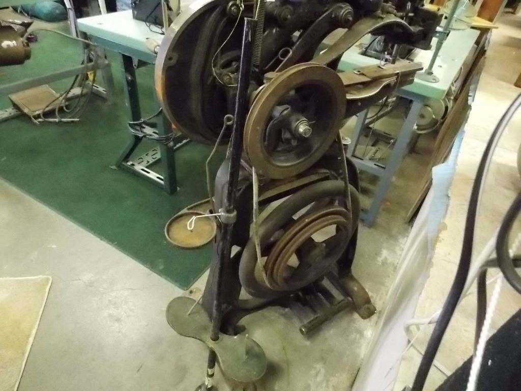 VINTAGE / ANTIQUE SHOE SEWING MACHINE LEICESTER ENGLAND